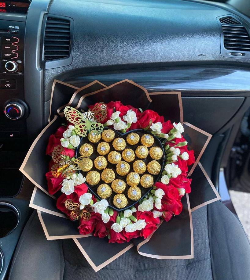 En detalle, Castillo también adorna chocolates con bellas rosas en diferentes colores.