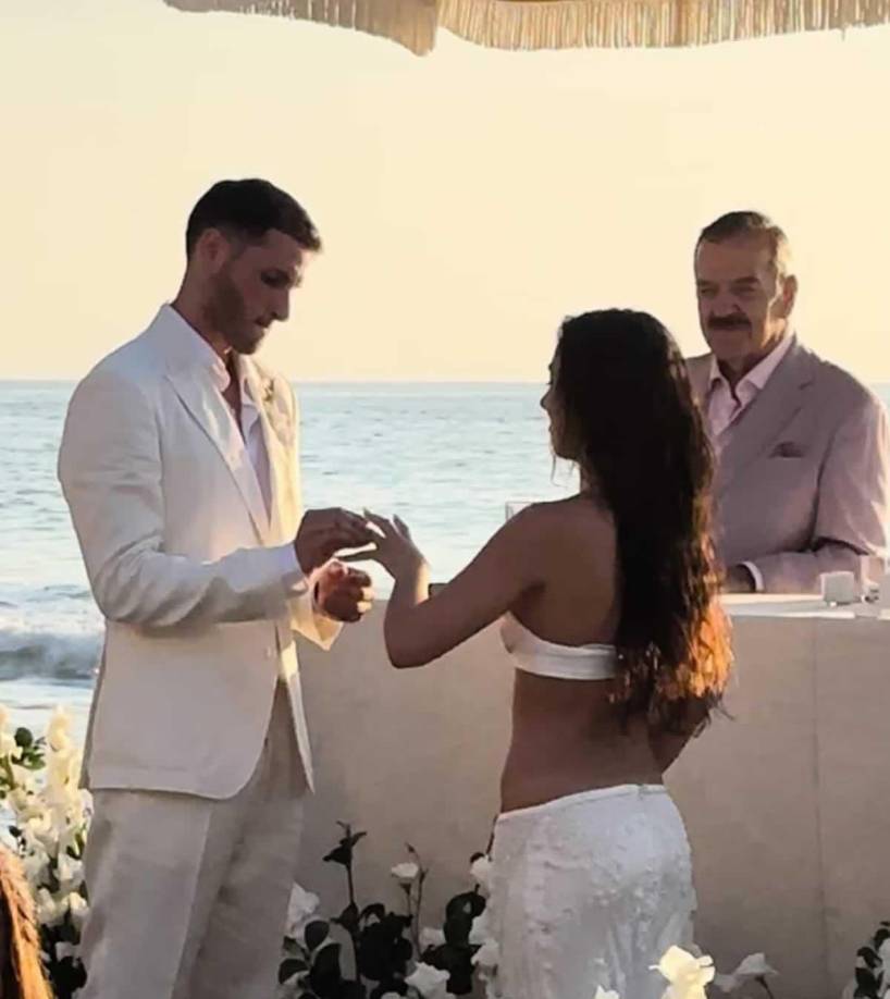 De viaje en México, Santi Giménez firmó el contrato más importante de su carrera, y con aprecio, admiradores y comunicadores, le desearon un feliz y duradero matrimonio.