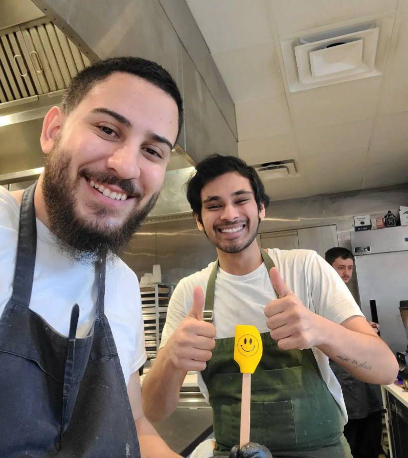 ”Mi familia siempre ha trabajado en restaurante, a mis 14 años le ayudaba a limpiar mesas en el trabajo de mi mamá y lavaba trastes, poco a poco me fui metiendo a la cocina y hoy me desarrollé como Chef”, manifestó.