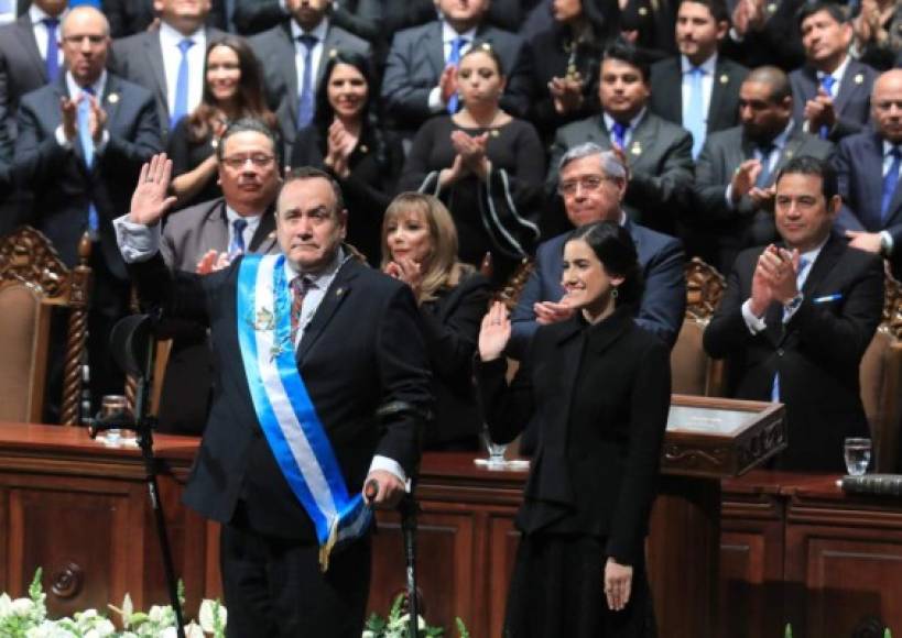 Marcela Giammattei lució muy elegante para la ocasión con un traje negro y falda en corte A, con encajes y un saco. Optó por utilizar su cabello en un peinado recogido.