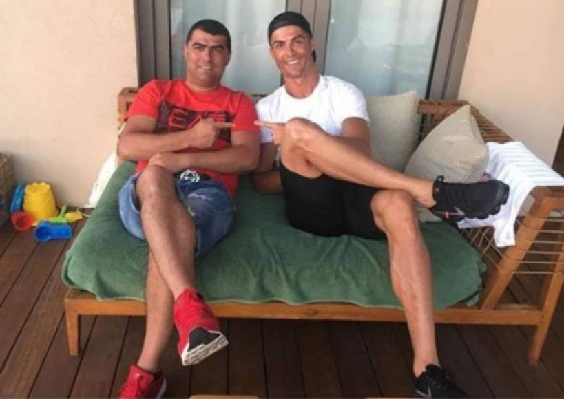 Hugo Aveiro, hermano de Cristiano Ronaldo, ha compartido una seriee imágenes en donde se ve como disfruta de sus vacaciones el crack portugués.