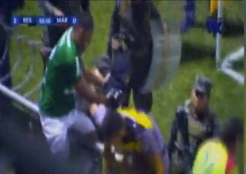El jugador Carlos Perdomo se subió a la valla para rescatar a los aficionados atrapados en las graderías.