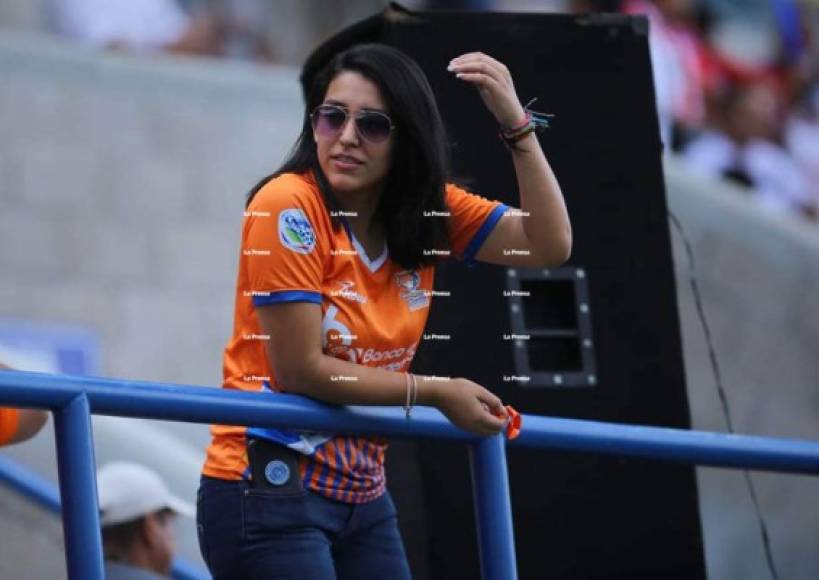Eva Nazar, hija del entrenador de la UPN, fue captada de esta manera en el estadio Emilio Williams de Choluteca. La chica apoyó de principio a fin a su padre.