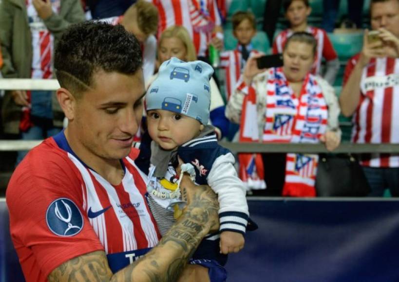 José María Giménez celebrando con su hijo.