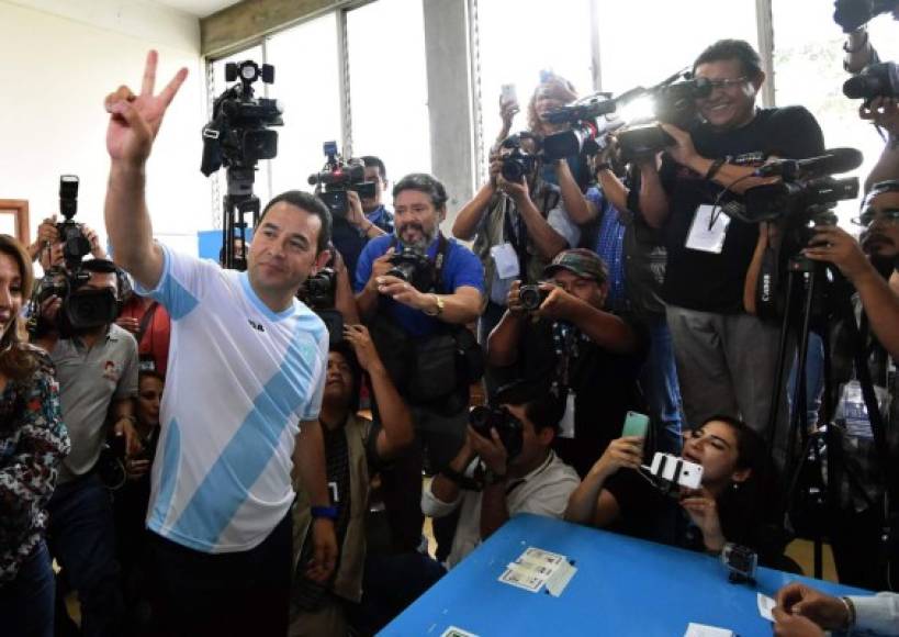 El comediante Jimmy Morales, el gran favorito para ocupar la presidencia de Guatemala emitió su voto esta mañana en la capital de ese país.