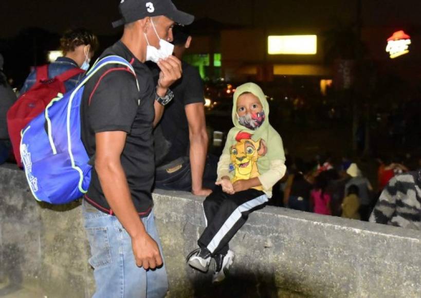Los hondureños salieron este viernes en caravana hacia Estados Unidos pese a las advertencias de los gobiernos de Guatemala y México de que no permitirán el ingreso de personas que intenten cruzar de manera irregular. EFE