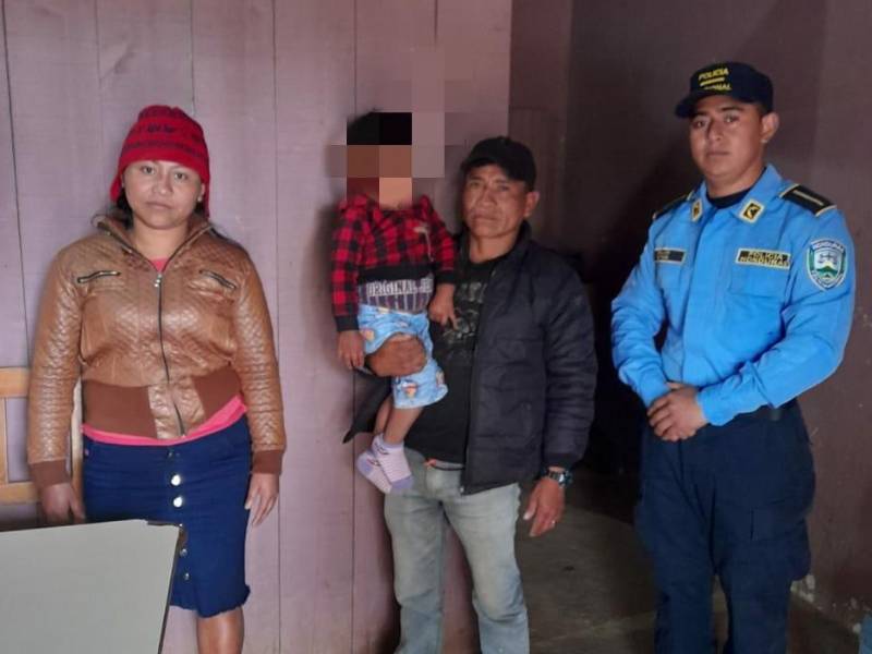 Tras ser rescatado, el menor fue entregado a sus padres, quienes hicieron la denuncia de su desaparición.