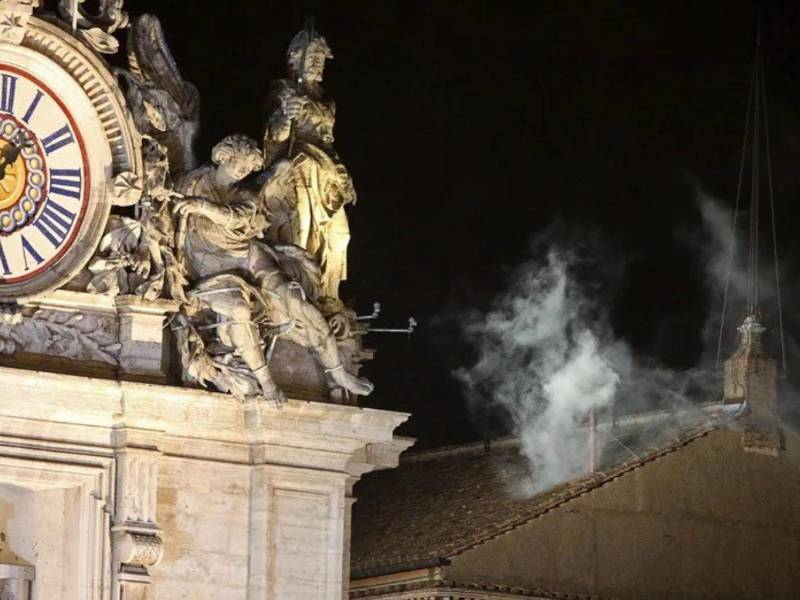 El humo blanco que sale de la Capilla Sixtina tras la elección del Papa se consigue con sustancias químicas.