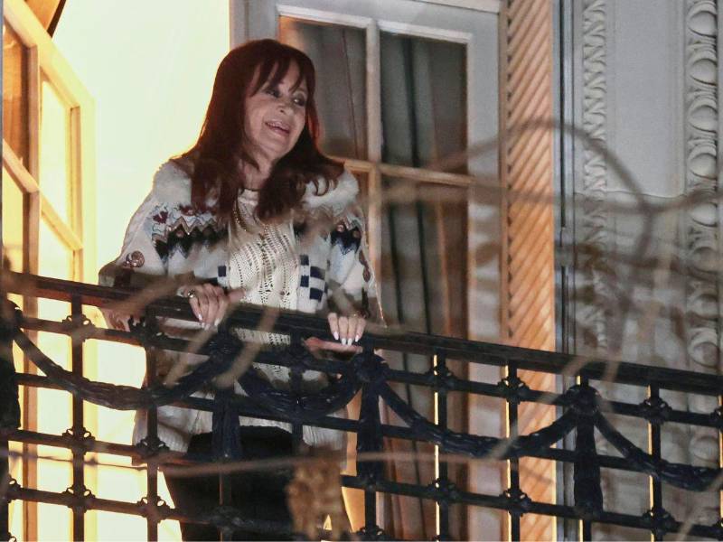 La expresidenta de Argentina Cristina Fernández, saluda a militantes kirchneristas desde el balcón de su residencia en Buenos Aires.