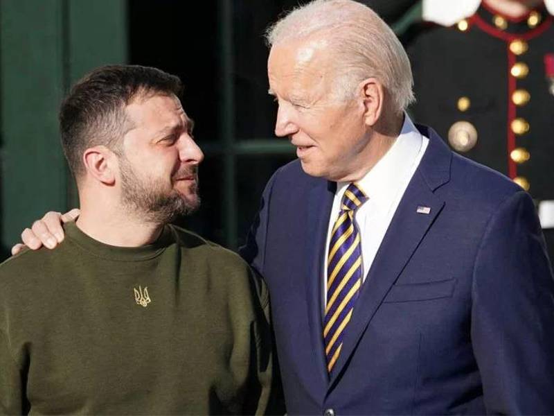 El presidente de Ucrania Volodímir Zelenski, y el presidente de Estados Unidos, Joe Biden.