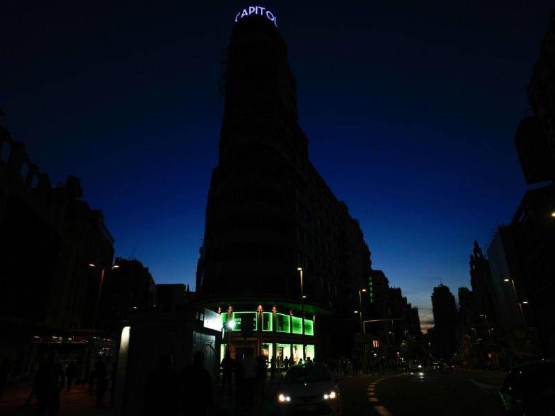Fotografía de la Gran Vía sin luz este lunes durante el apagón masivo del sistema eléctrico en Madrid.