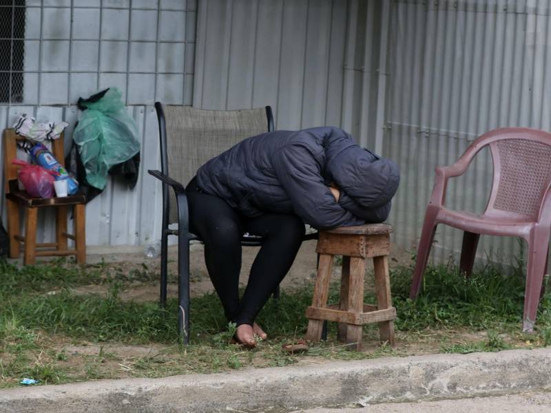 Muchos familiares que esperaban en la morgue decidieron volver a sus comunidades tras la noticia.