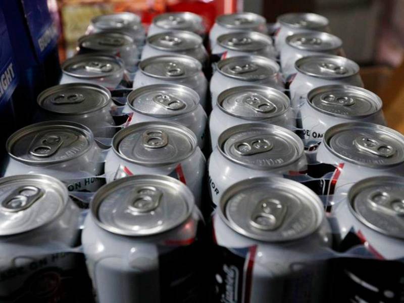 Las latas usadas para envasar cerveza enfrentarán nuevas tarifas en EEUU.