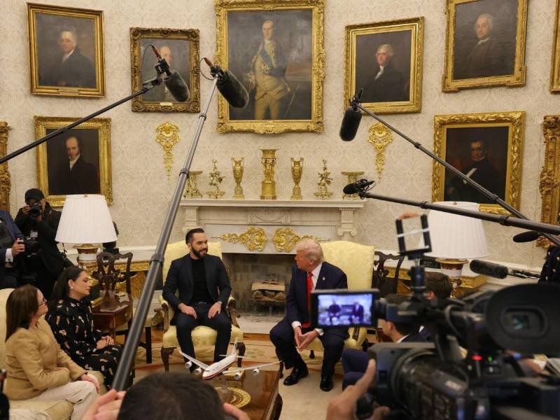 Trump y Bukele en la oficina oval de la Casa Blanca.