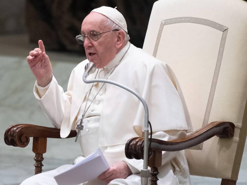 El papa Francisco de 85 años celebró la tradicional misa de Navidad en la basílica San Pedro de Roma antes 2.000 fieles con mascarilla.