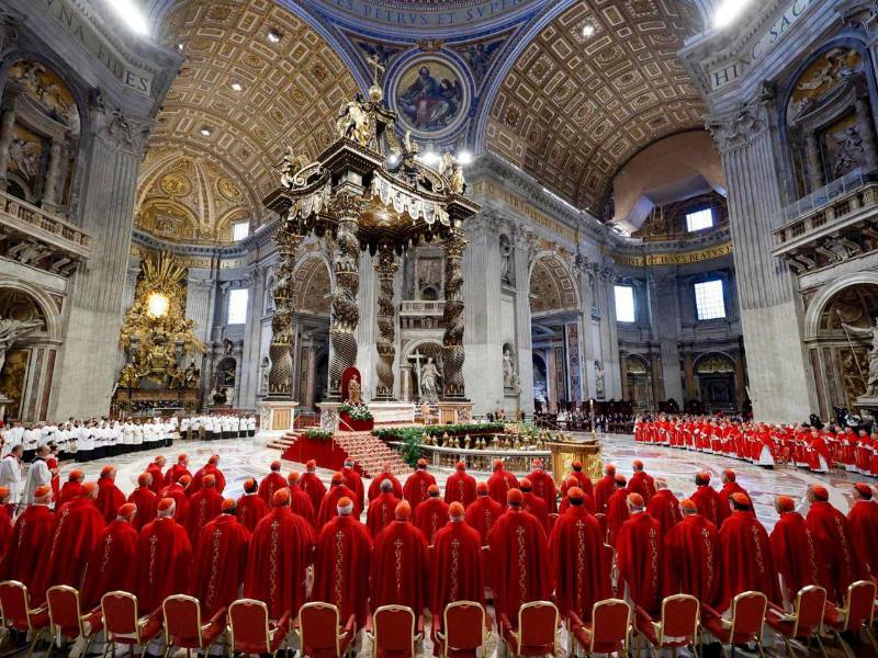 Cardenales asisten a la Misa de V Novendiale en memoria del difunto Papa Francisco en la Basílica de San Pedro.