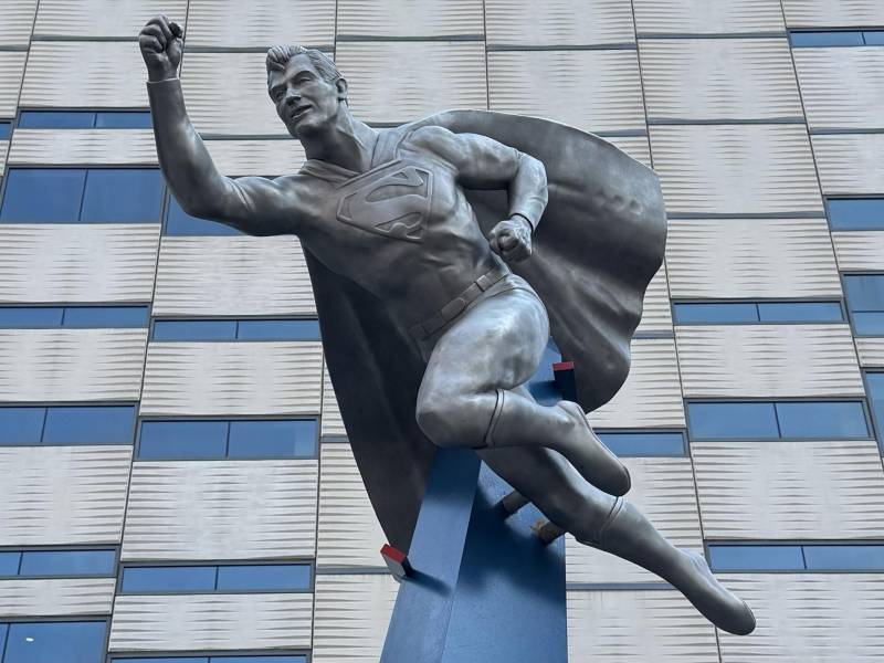 Superman, quien apareció por primera vez en 1938, fue homenajeado con una estatua en Cleveland, Ohio, donde se concibió el personaje.