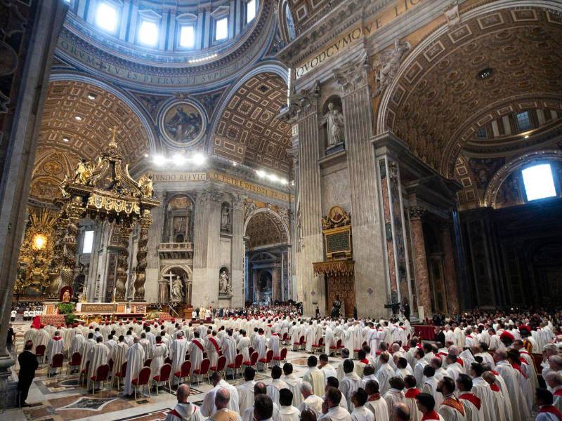 Un momento de la Octava Misa Novendial celebrada en memoria del difunto Papa Francisco en la Basílica de San Pedro de El Vaticano, el sábado