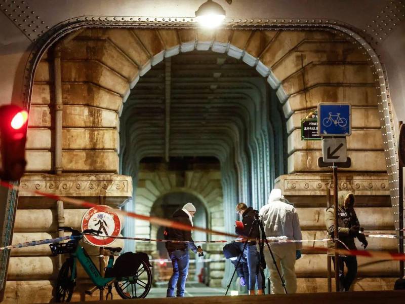 Una turista estadounidense permanece arrestada en París por matar a su bebé recién nacido.