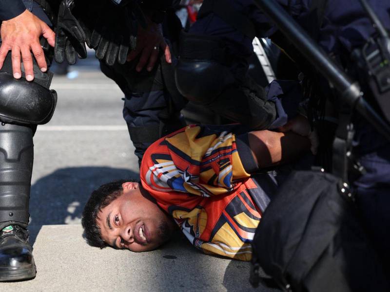 La Policía de Los Ángeles realizó decenas de arrestos durante el toque de queda en la ciudad ante los disturbios en las manifestaciones.