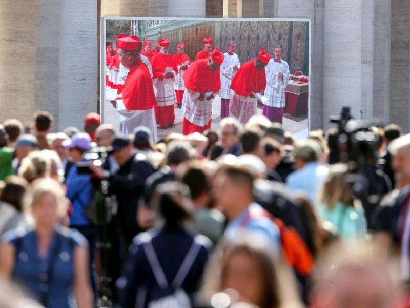 Una pantalla gigante instalada en la Plaza de San Pedro muestra a los cardenales electores al iniciar el cónclave para elegir a un nuevo papa.