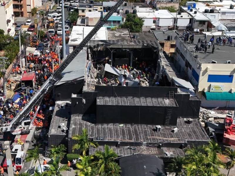 Los equipos de emergencia siguen realizando labores de rescate en la discoteca Jet Set.