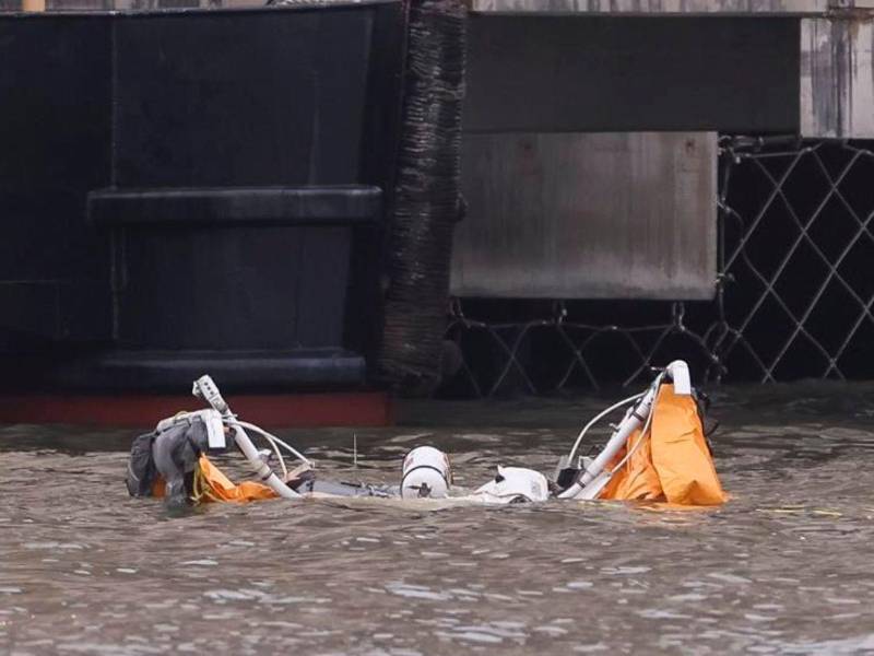 Restos del helicóptero que se estrelló este jueves en el río Hudson.