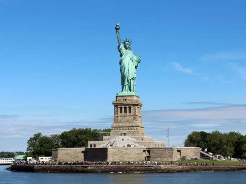 La Estatua de la Libertad fue entregada por Francia como regalo a Estados Unidos el 4 de julio de 1884.