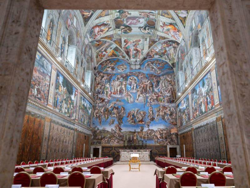 Todo preparado en la Capilla Sixtina, donde los cardenales ingresarán este miércoles para celebrar el cónclave.