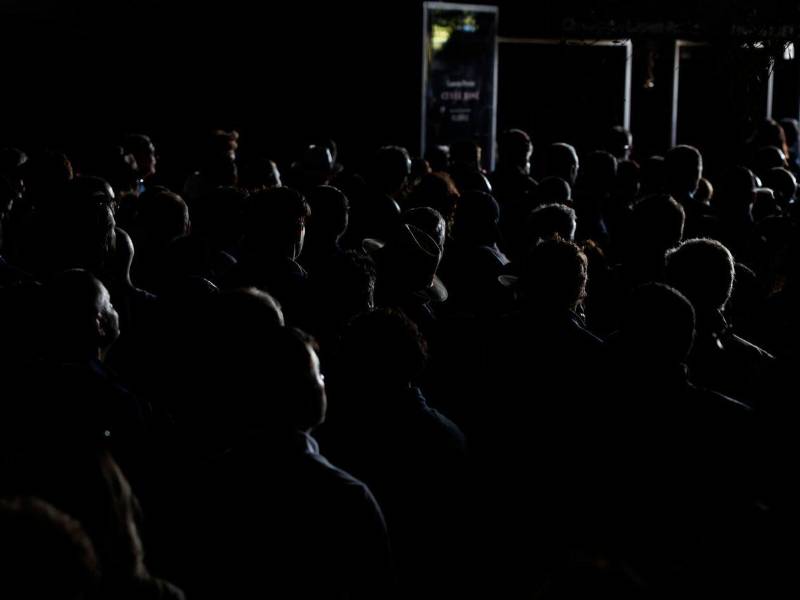 Asistentes al Mutua Madrid Open abandonan las instalaciones de la Caja Mágica debido al apagón registrado a nivel peninsular este lunes.