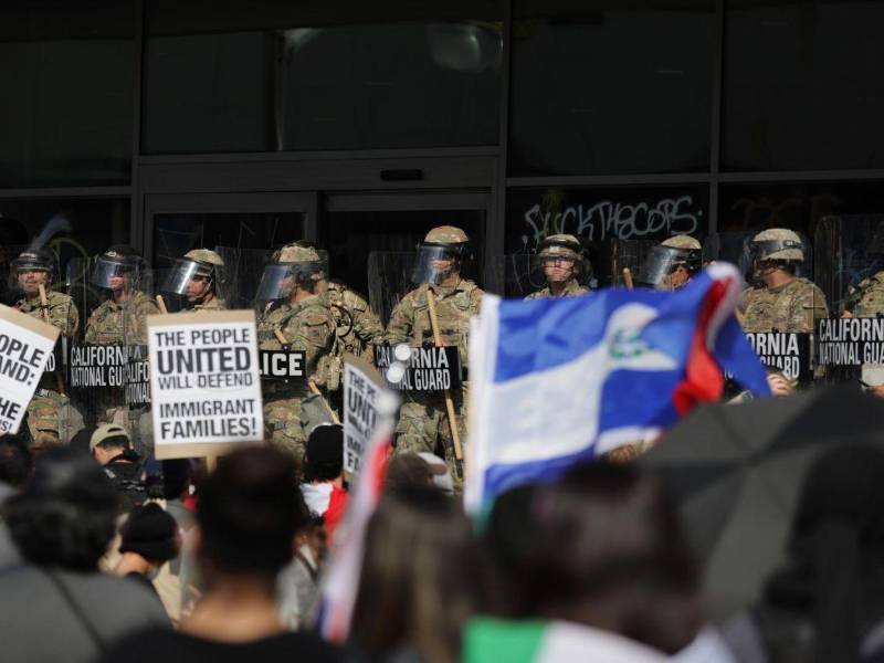 Miembros de la Guardia Nacional custodian un edificio en medio de las protestas contra las redadas migratorias en Los Ángeles la semana pasada.