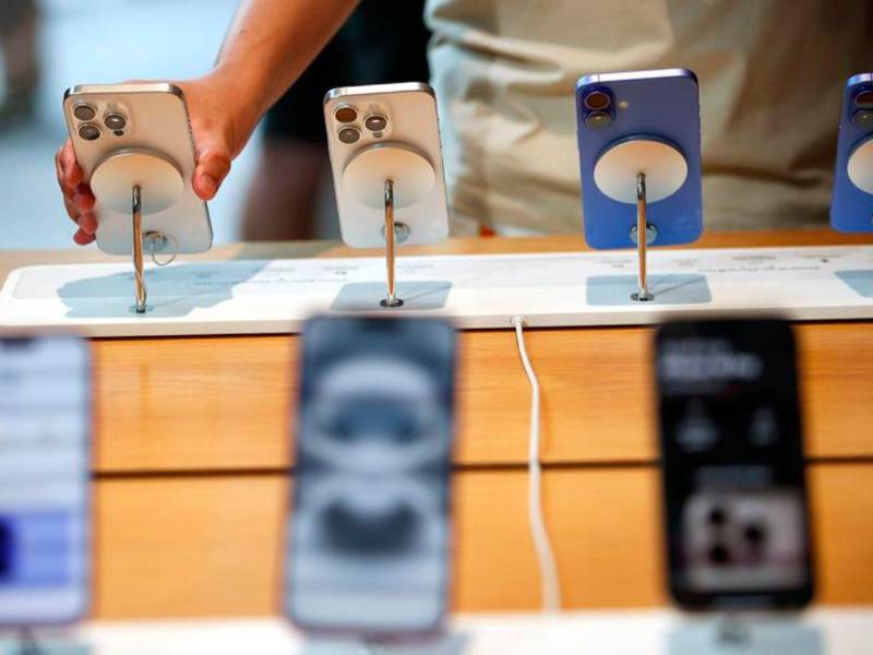 El 90 % de la producción y ensamblaje del iPhone de Apple se realiza en China, según estimaciones.