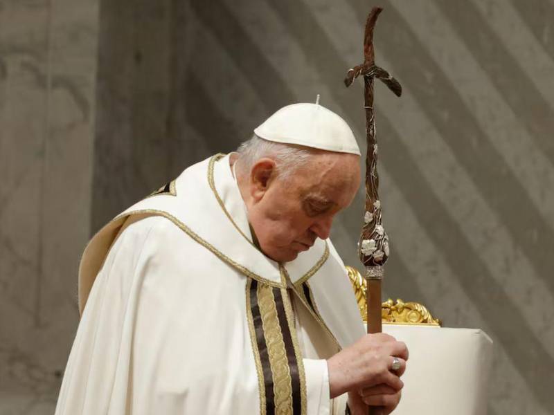 El Papa Francisco sigue mejorando pero aún no será dado de alta del hospital.