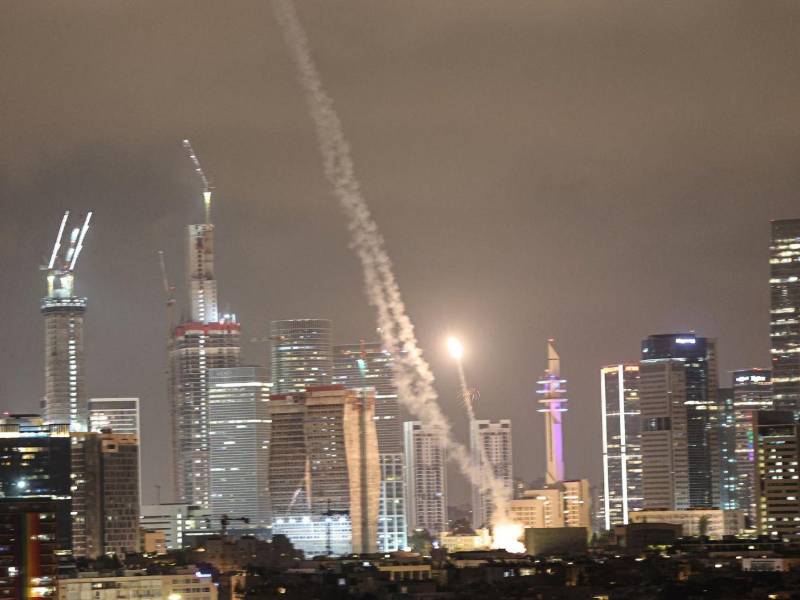 El sistema antimisiles de Israel intercepta un ataque iraní en Tel Aviv.