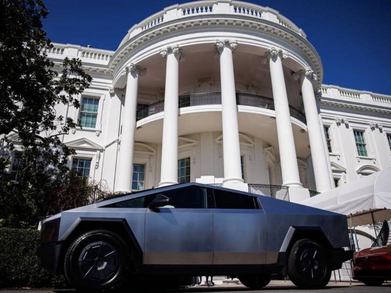 Trump mostró la semana pasada su respaldo a Elon Musk comprando un Tesla frente a la Casa Blanca.
