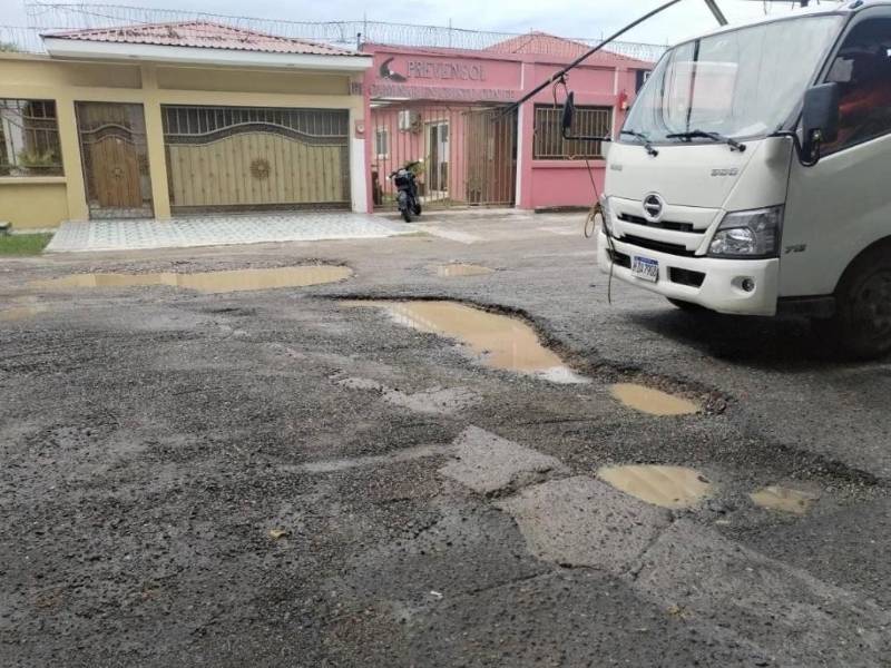 La calle que conduce al muelle de cabotaje de La Ceiba, es una ruta vital para el turismo y comercio con Islas de la Bahía, la que actualmente presenta un deterioro crítico que afecta la imagen de La Ceiba.