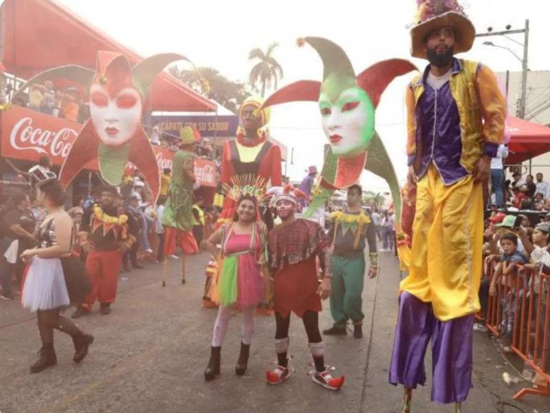 El desfile de carrozas y comparsas es uno de los eventos más atractivos de La Ceiba, previo al Gran Carnaval.