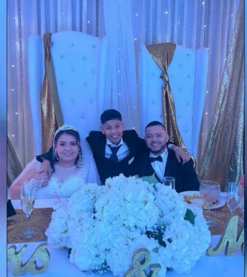 Su madre Norma se casó recientemente y Snyder fue captado muy feliz.