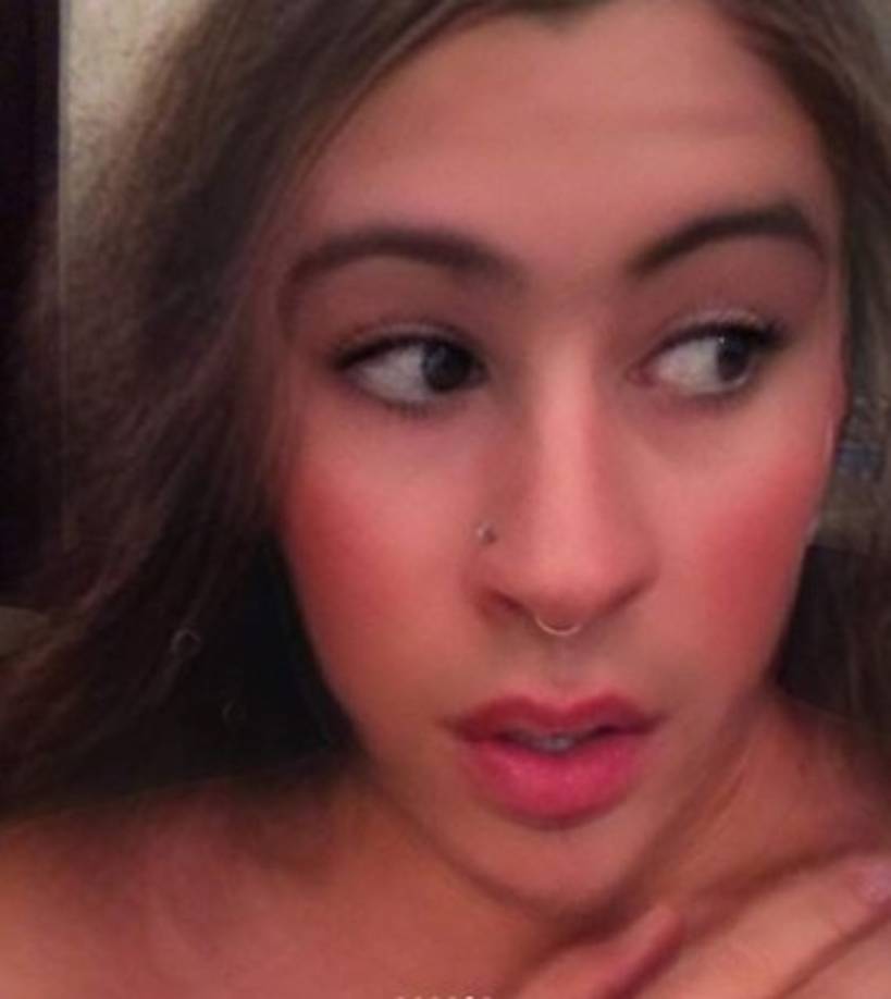 Esta imagen en la que 'El conejo malo' uso el filtro para verse como una mujer se viralizó de inmediato en redes y desató risas entre sus fans.