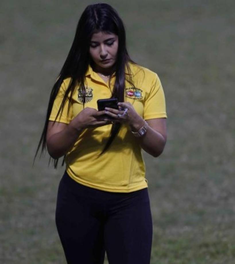 Bella Siloet, la bella y sexy novia del futbolista del Real España, Jhow Benavídez, en el estadio Morazán.