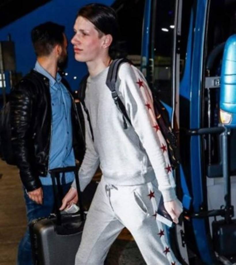 El maquillista e influencer Oto Vans es otro de los concursantes que también salió junto al primer grupo.