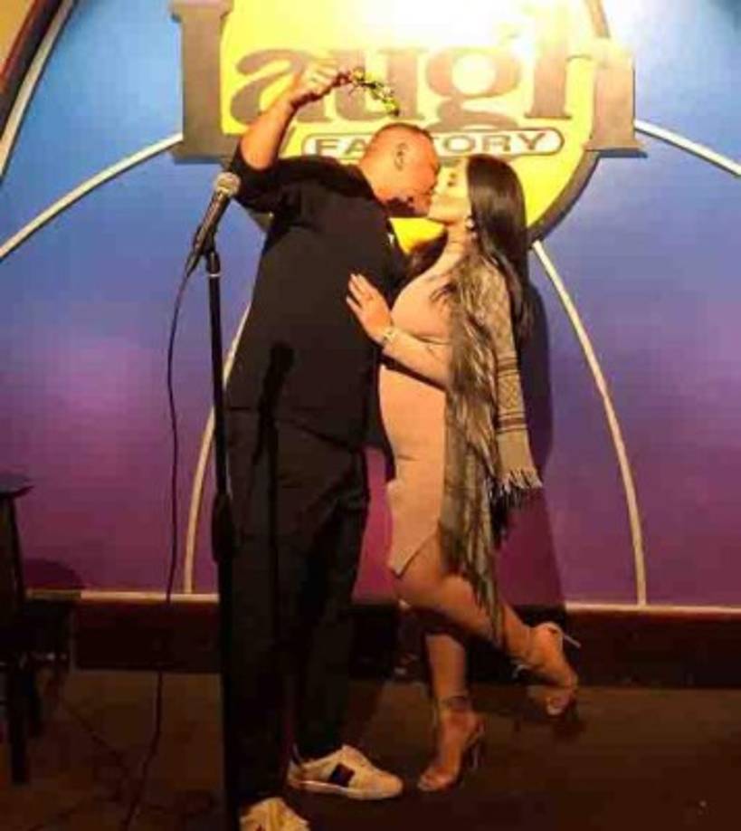 La ex Miss Honduras Jennifer Andrade recibió el 2019 al lado del famoso comediante Russell Peter.