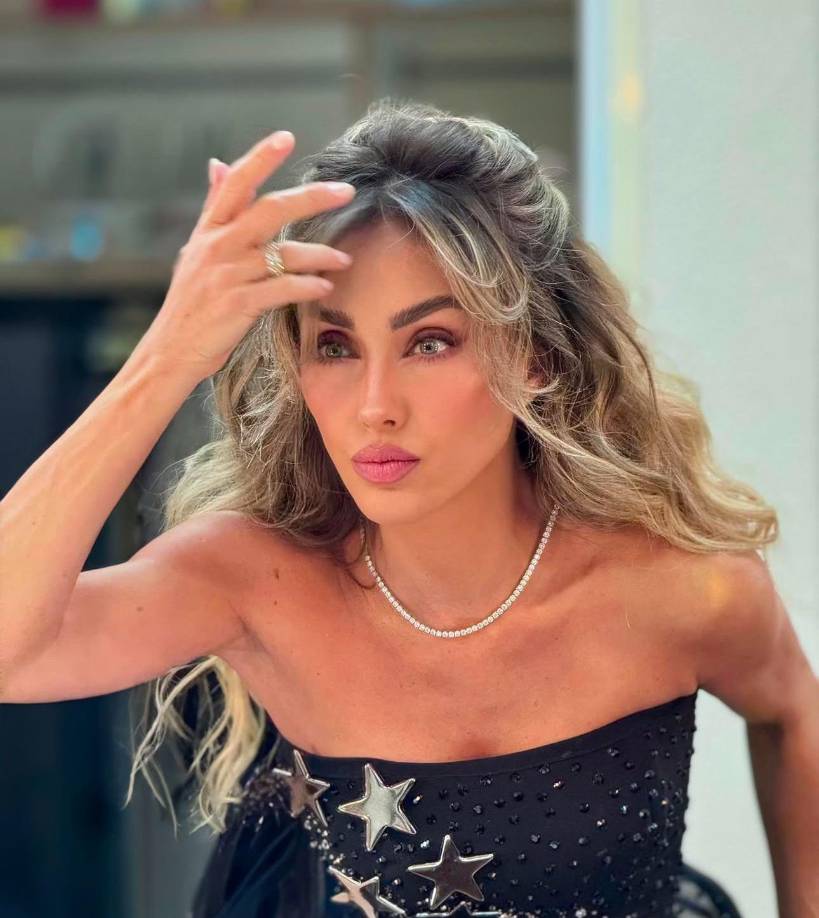 Agrega que: “Para mí es muy doloroso lo que está pasando porque yo actué de buena fe y ahora con argumentos absurdos pretenden afectar a mi persona y perjudicar mi reputación y mi trabajo.Este año cumpliré 40 años de carrera, la cual inició cuando yo era muy pequeña, y que me ha costado mucho esfuerzo y sacrificio.No ha sido un camino fácil pero siempre he contado con el cariño, el amor y el apoyo de mis fans, que son a quienes me debo como artista.Por eso, yo jamás me he prestado a ningún tipo de arreglo que vaya en contra de mis principios. Mi vida, mi carrera y mi trabajo han sido transparentes y están a la vista de todos.Yo no tengo nada que ocultar”.