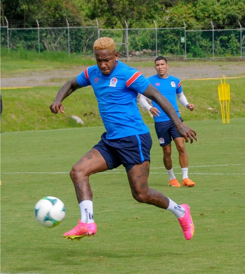 Romell Quioto - El delantero hondureño habló de su futuro, descartando al Olimpia y asegura que no ha recibido ofertas de la MLS. “Hasta el momento he recibido de China, Arabia, de Irán, varios lugares”, confirmó el ‘Romántico’.