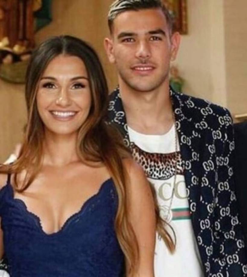 Theo Hernández y Adriana Pozueco. La pareja ha vivido unos meses muy intensos en lo que a su relación se refiere. Dieron a conocer su noviazgo en 2016 pero parece que ahora, y a merced por sus redes sociales, habrían roto definitivamente.
