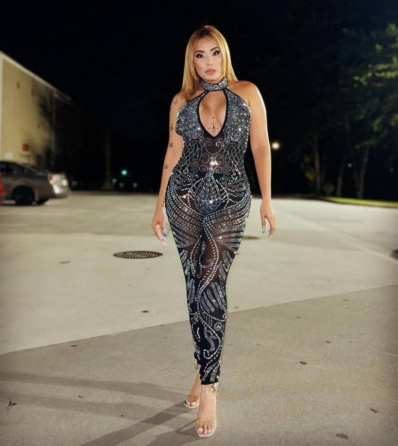 Junto a Eduardo Maldonado y Carolina Lanza, la destacada creadora de contenido presentó noticias, así como también platicó con la audiencia que realizaba sus llamadas o dejaba comentarios a través de redes sociales. 