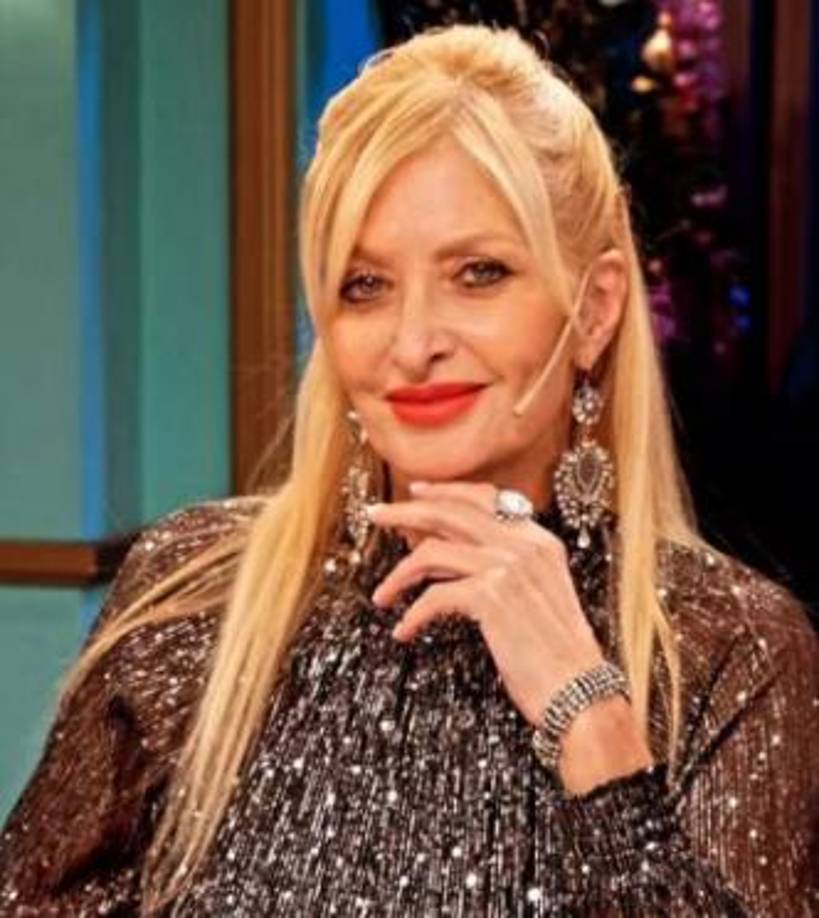 Ahora el mandatario hace oficial su relación con la exvedette de 64 años de edad.