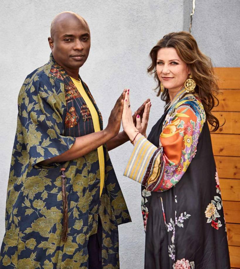 Sin embargo en Noruega hubo polémica por sus insinuaciones en un libro de que el cáncer es una elección o por los ejercicios que recomienda para borrar la “huella” vaginal de las mujeres que han tenido múltiples parejas sexuales.