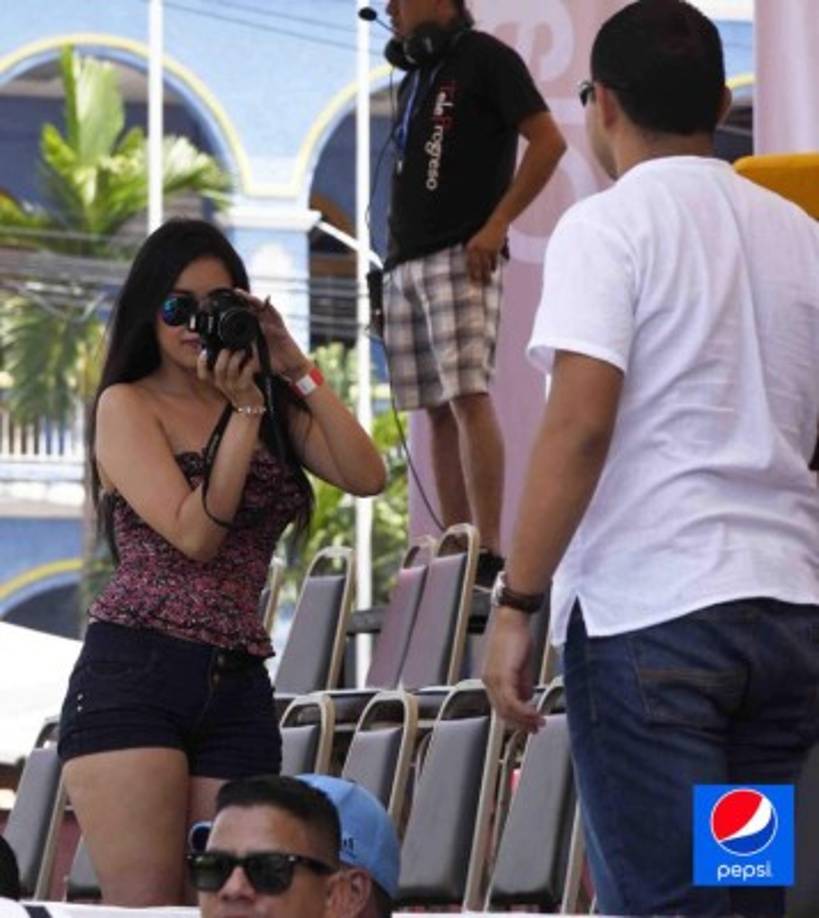 Una hermosa chica toma una fotografía previo al carnaval de la ciudad de La Ceiba, Atlántida.