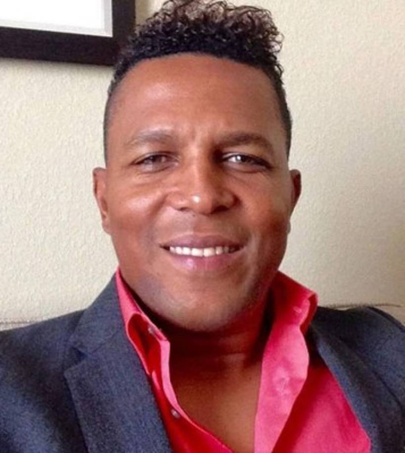 Carlos Pavón se desempeña como comentarista deportivo de Univisión Deportes.